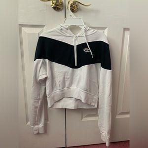 Women’s Nike cropped half zip hoodie with pockets